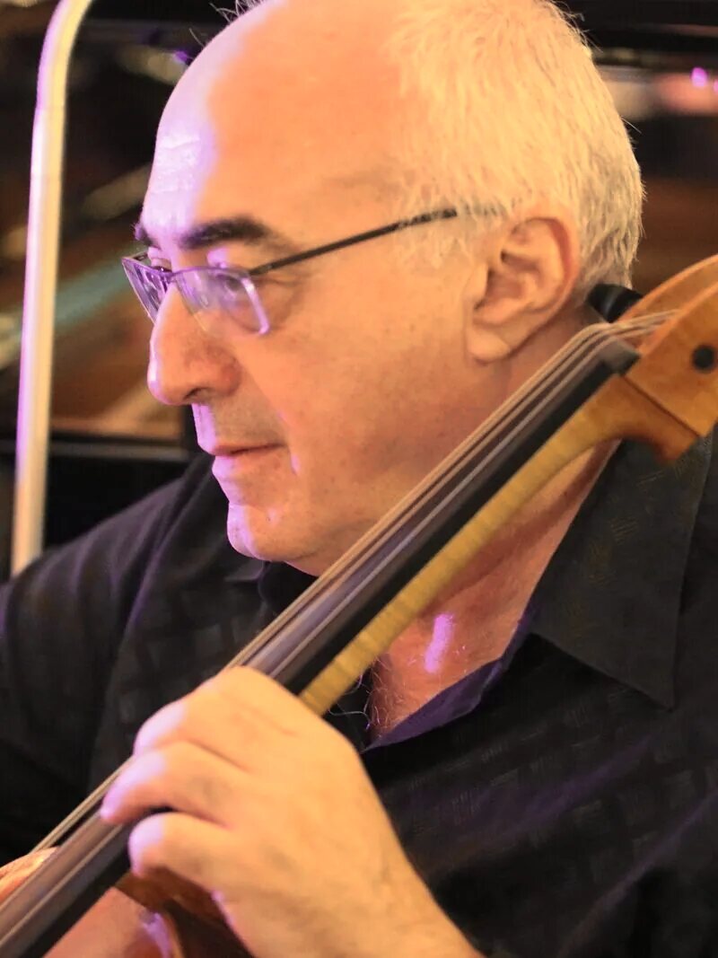 Alexander Kaganovsky in profile, playing the cello