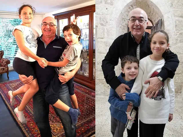 שתי תמונות זו לצד זו של גבר מחייך עם ילדים
